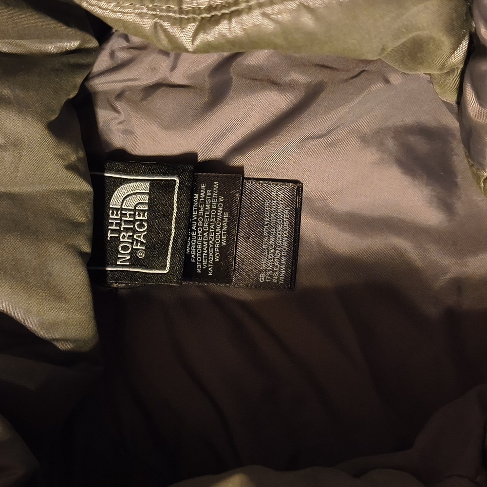 Yep Yep. So Sexy Silver THE NORTH FACE 550 Down Best Vest! - Picture 2 of 7